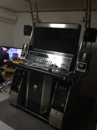 Illustration for article titled Buying Japanese Arcade Cabinets Isn't for the Weak, Feeble or Cheap